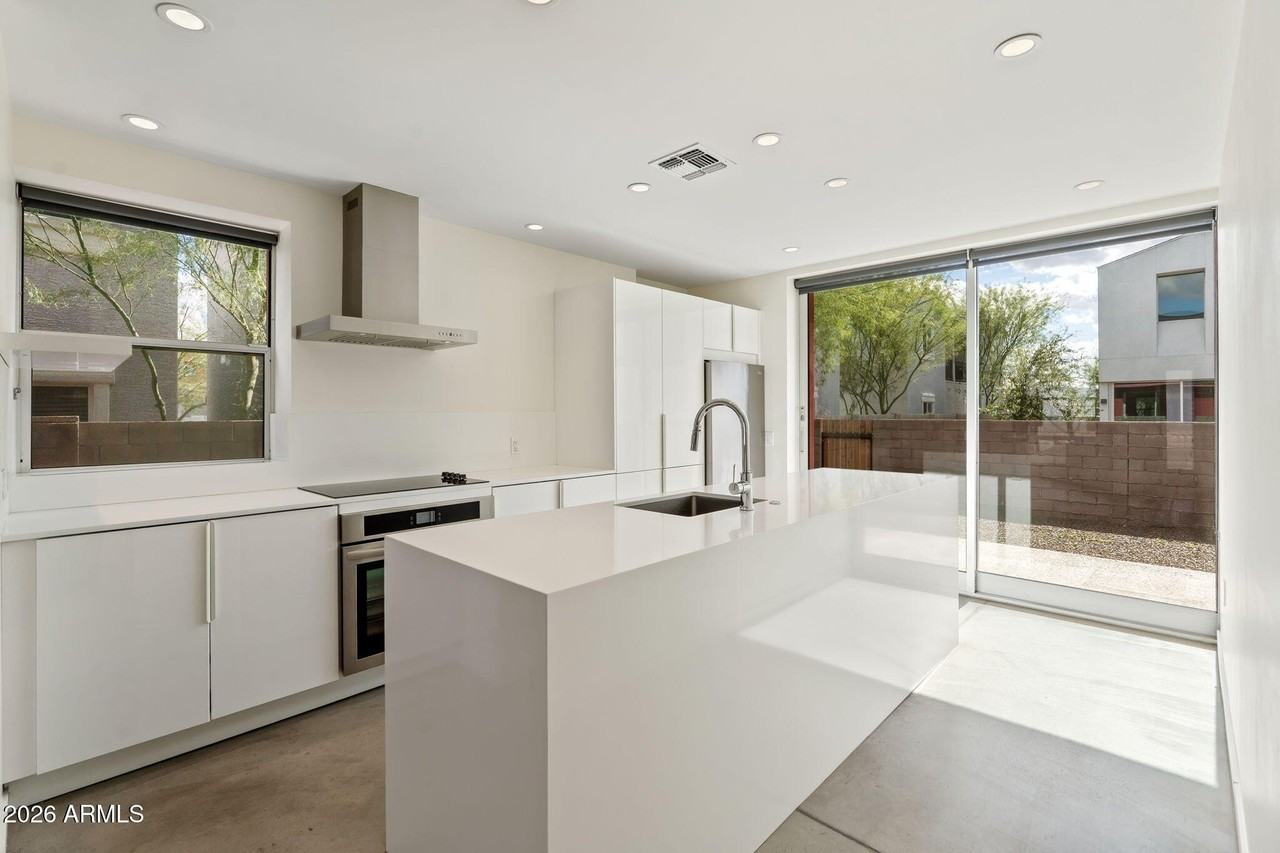 1337 E Polk St Apt 10 - Photo 3 of 32