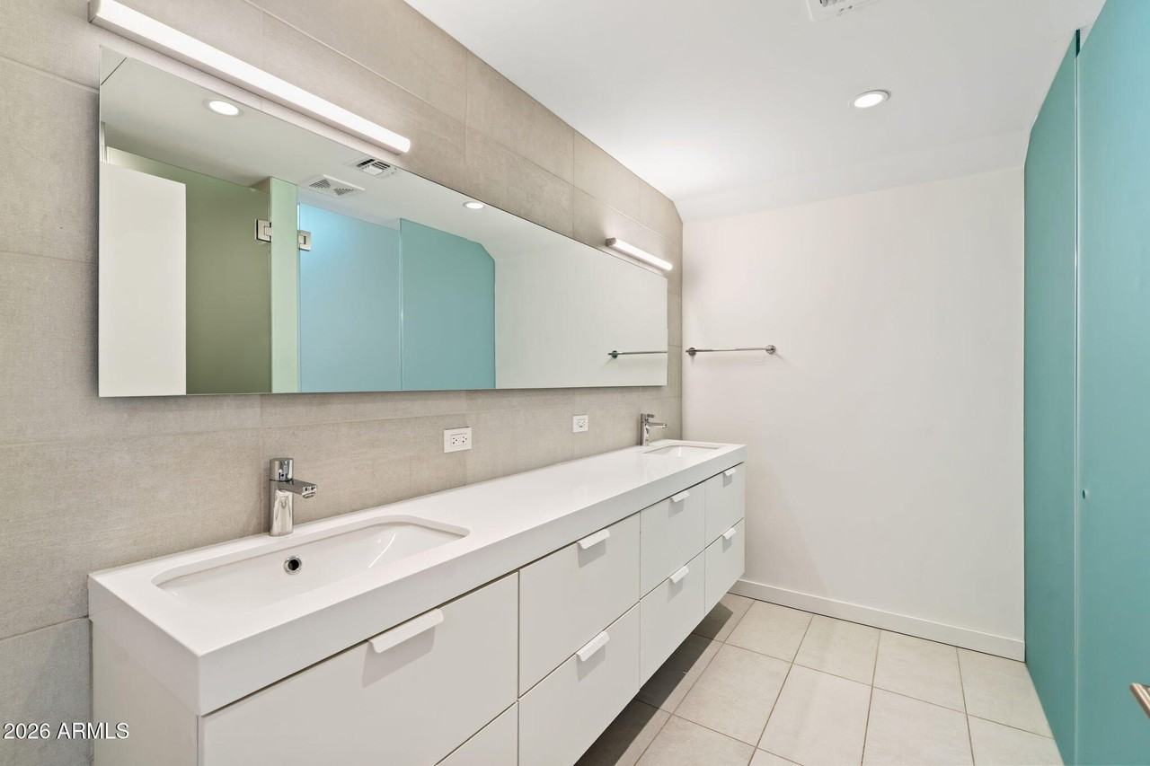 1337 E Polk St Apt 10 - Photo 5 of 32