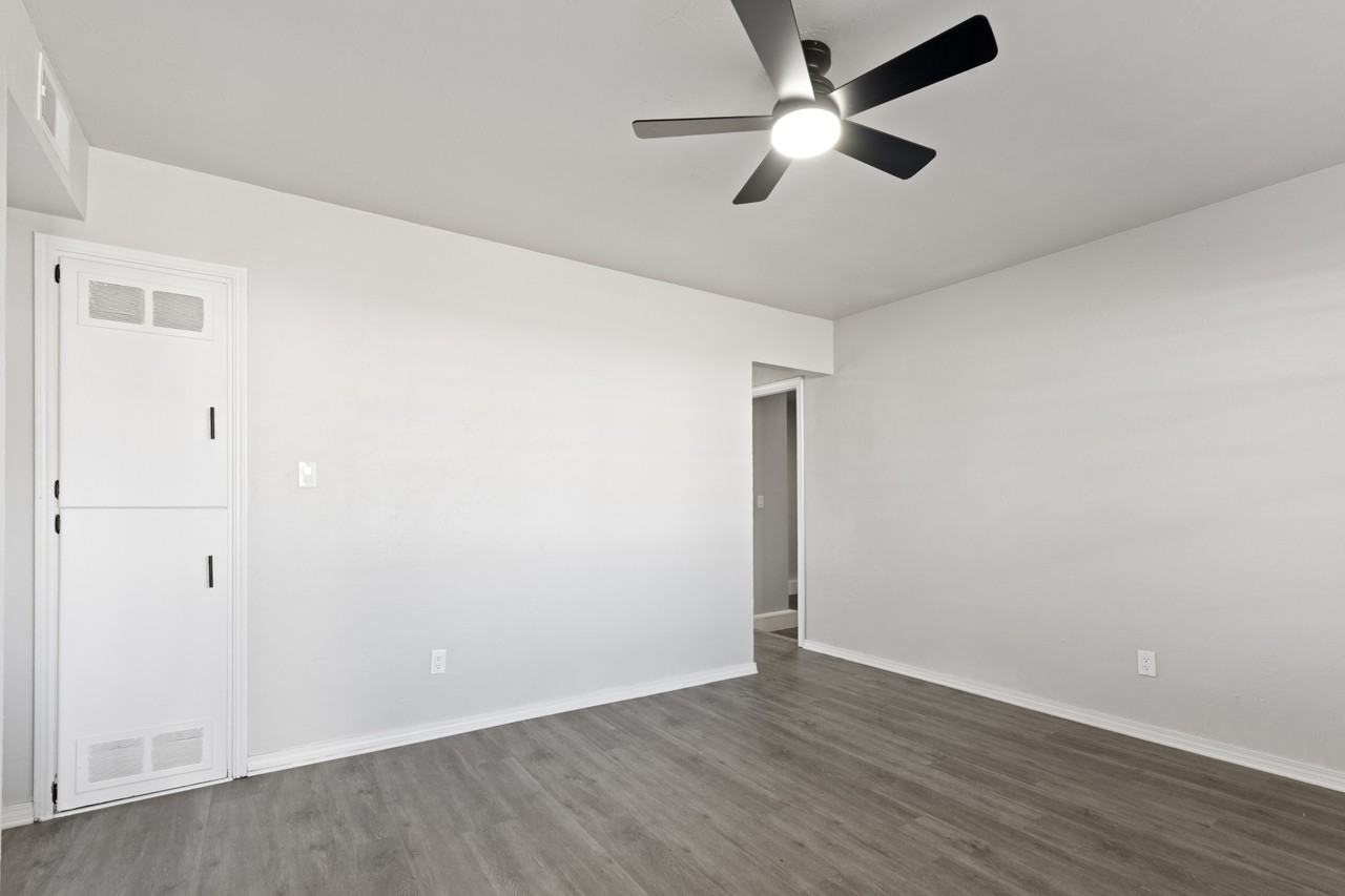 1304 Pinewood Ct #1 - Photo 2 of 20