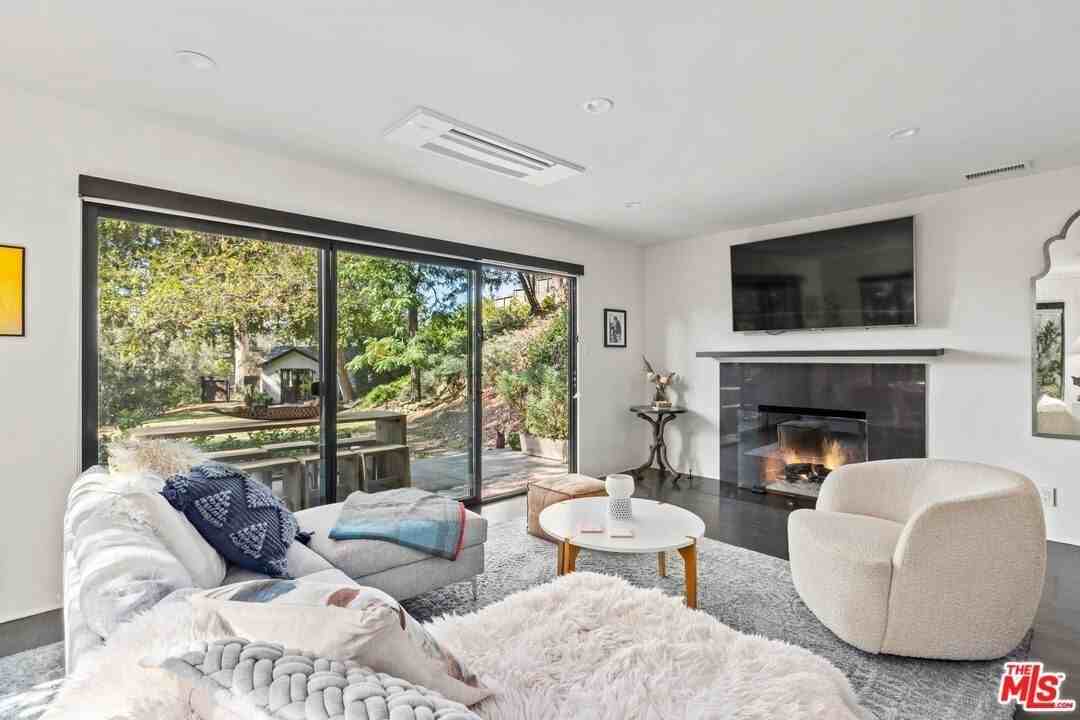 5721 Valley Oak Dr - Photo 2 of 27