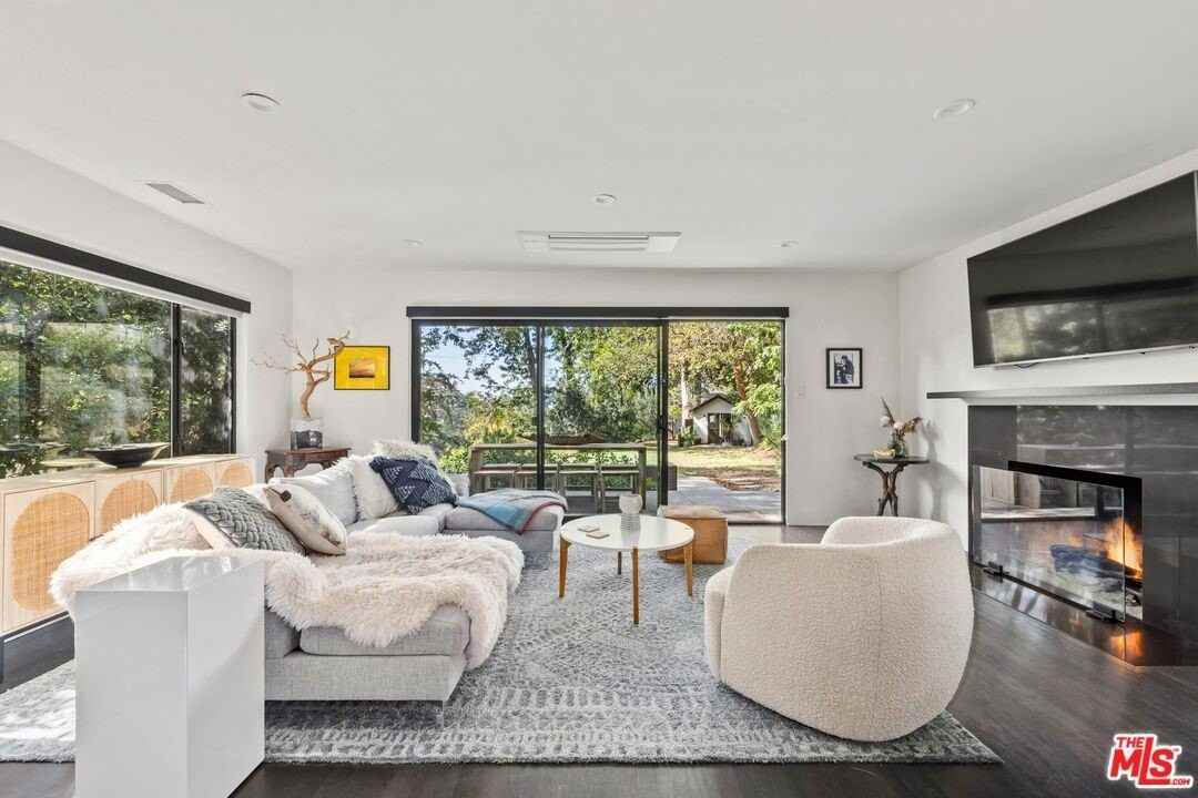 5721 Valley Oak Dr - Photo 3 of 27