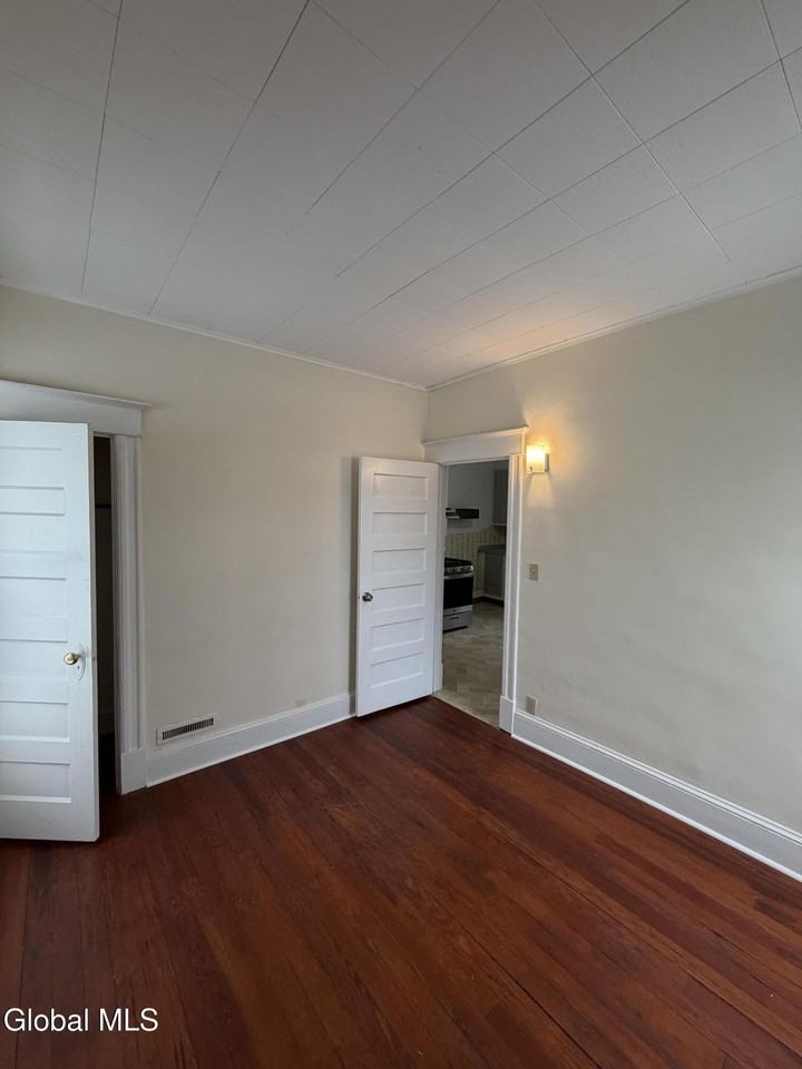 1111 Parkwood Blvd - Photo 2 of 20