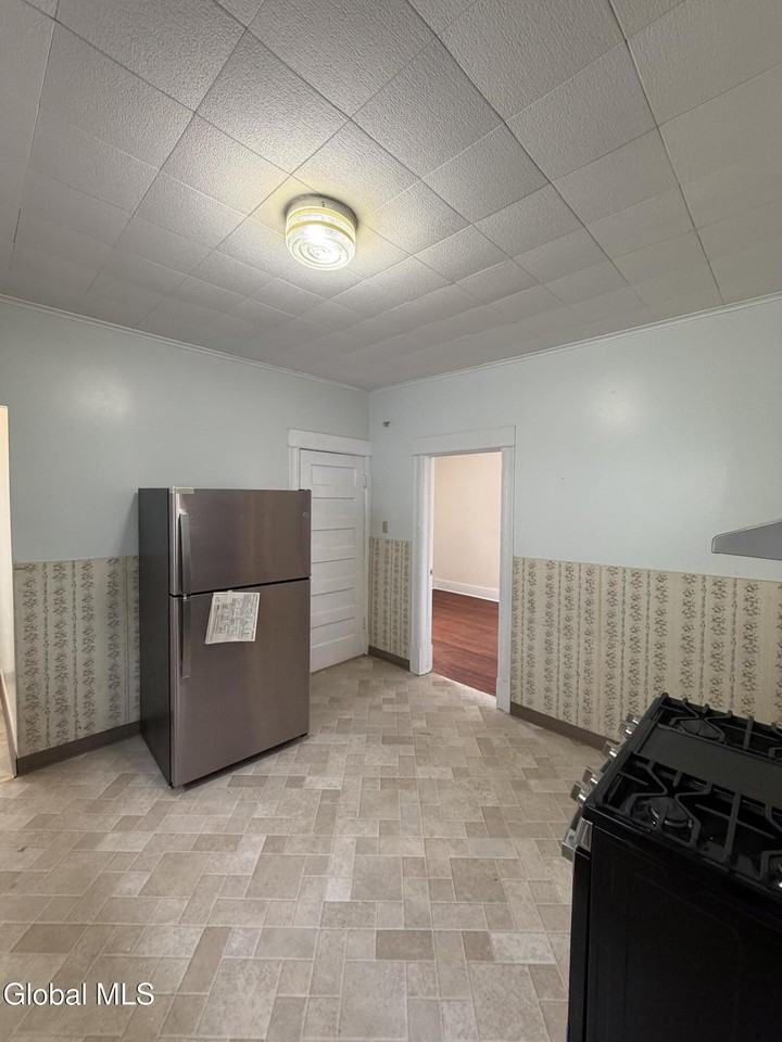 1111 Parkwood Blvd - Photo 4 of 20