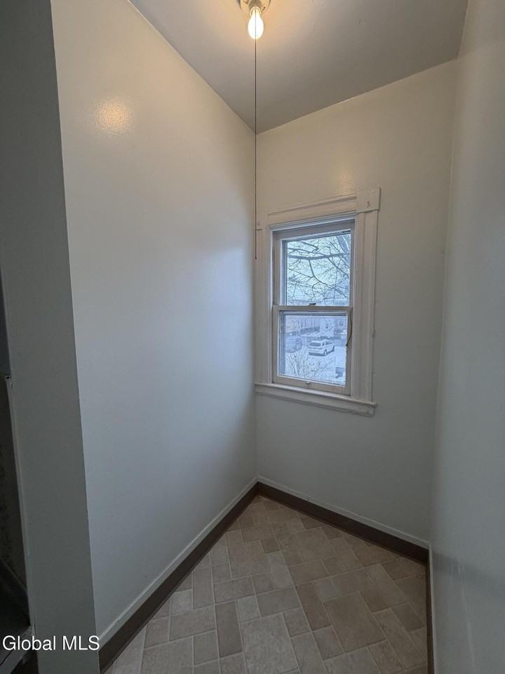 1111 Parkwood Blvd - Photo 6 of 20