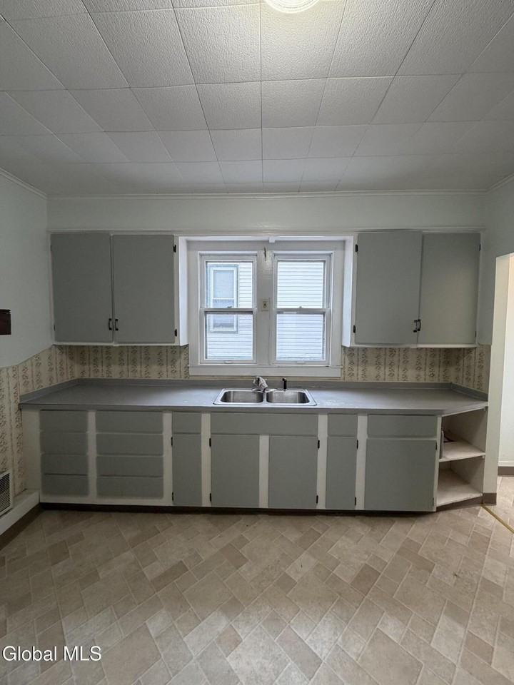 1111 Parkwood Blvd - Photo 7 of 20