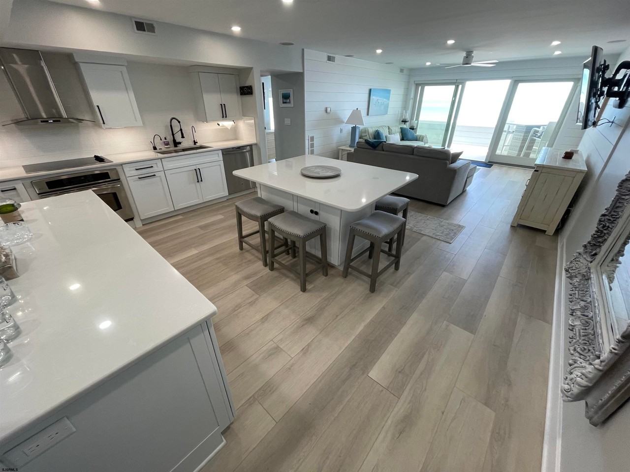 1703 Beach Ter #4N - Photo 4 of 32