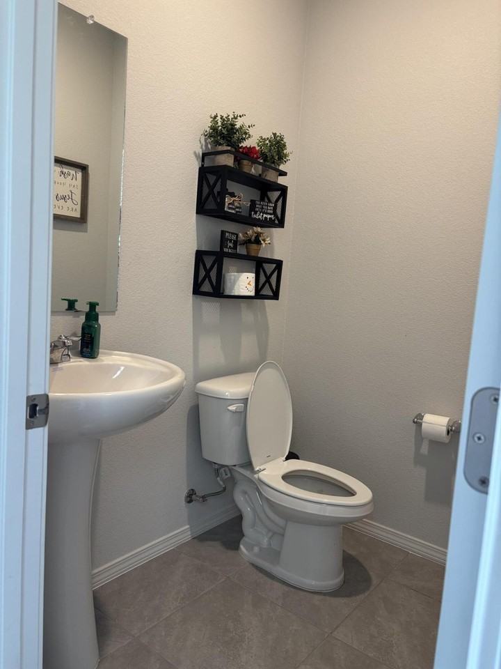 2444 Talisker St Ne - Photo 5 of 16