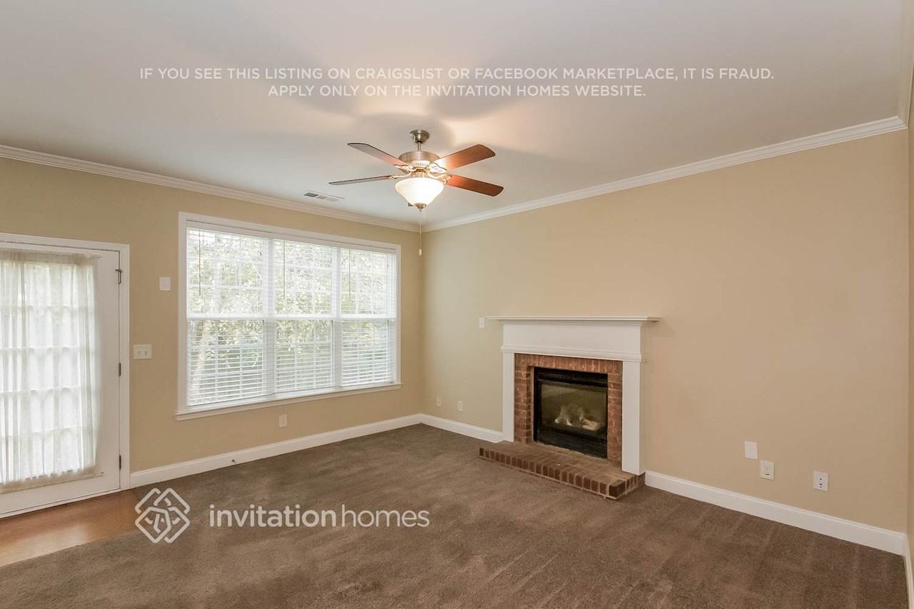 920 Lakeside Ct - Photo 4 of 21