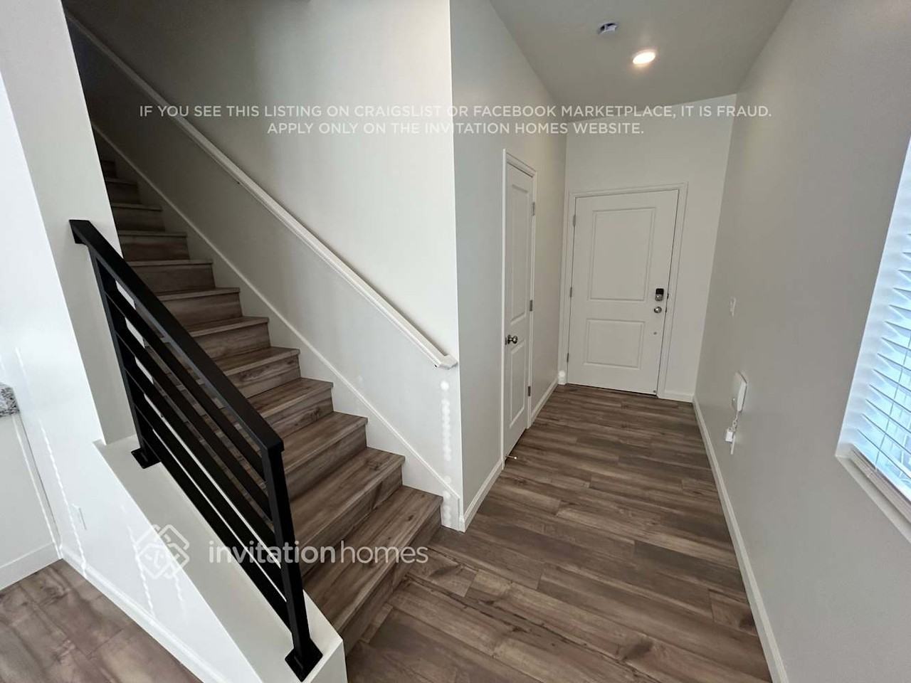 328 N Broadway Dr - Photo 2 of 25