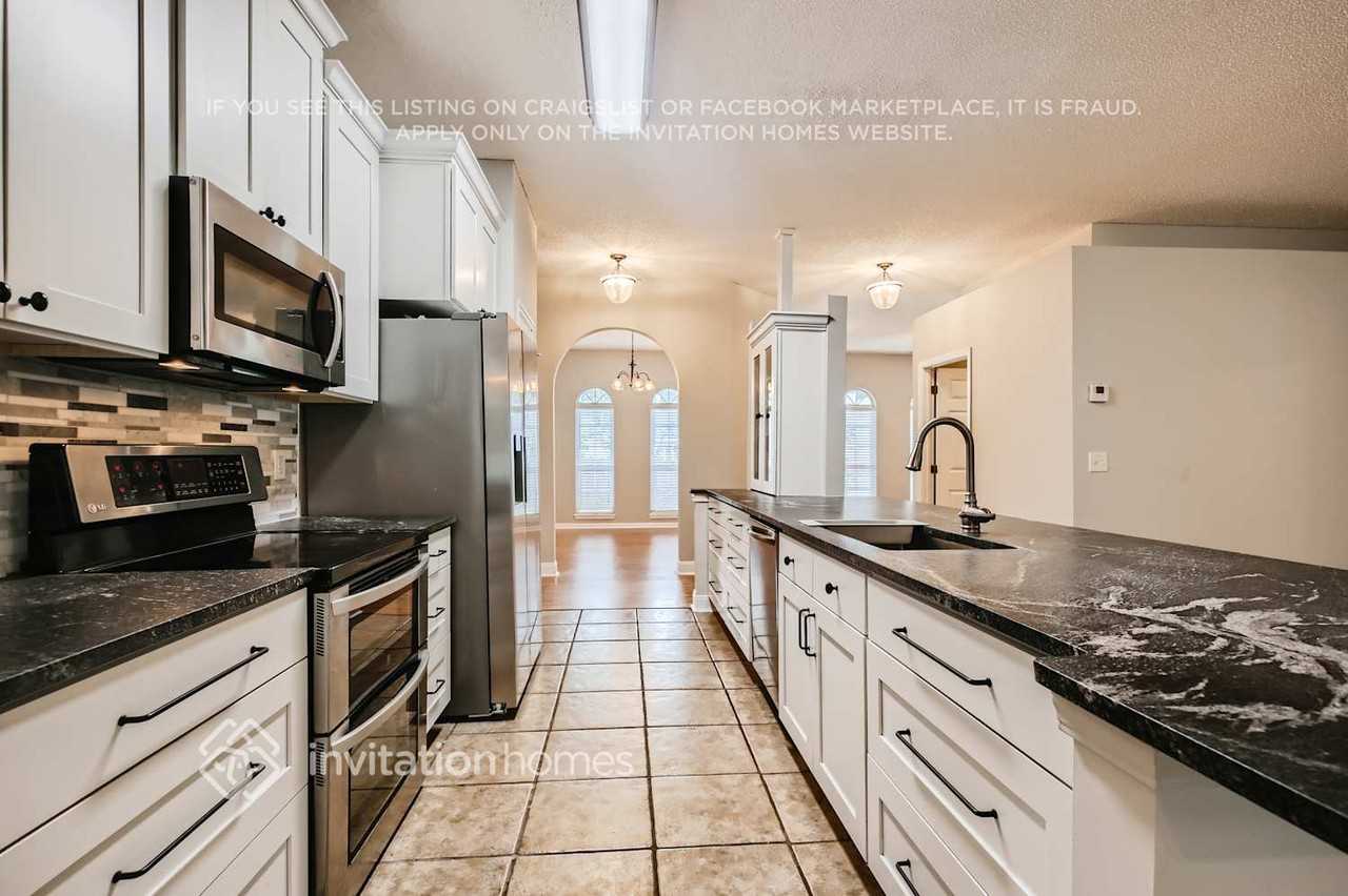 11989 Collins Creek Dr - Photo 7 of 17