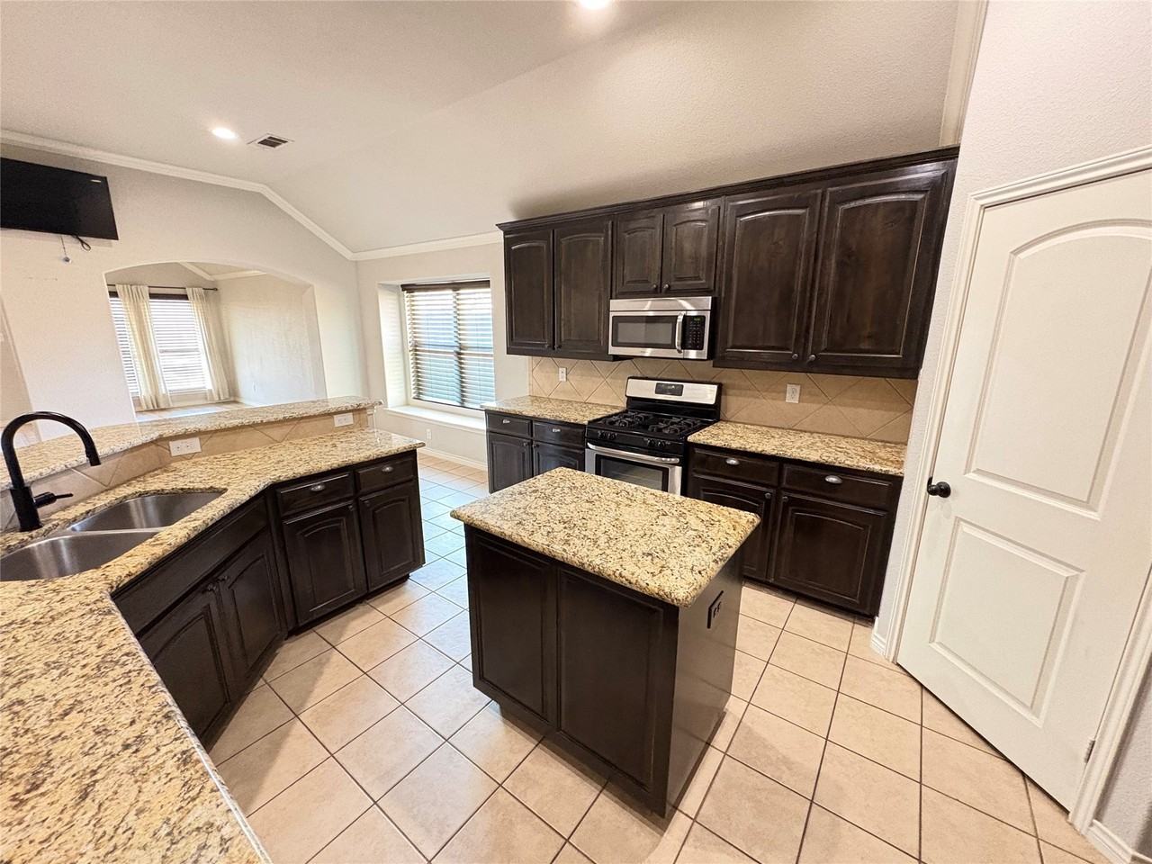 5900 Shiner Dr - Photo 4 of 19