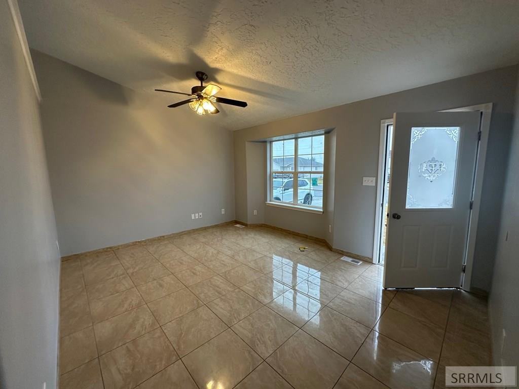 4425 Dixie St - Photo 2 of 12