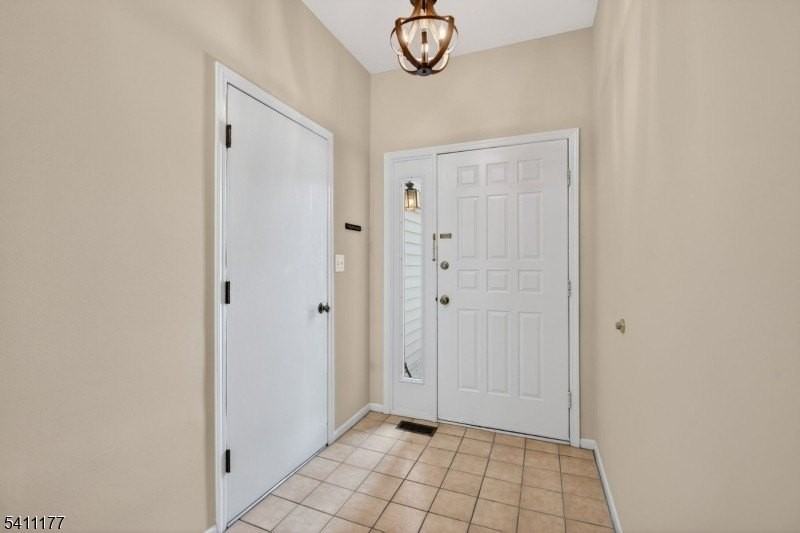 140 Kingston Ct - Photo 3 of 34