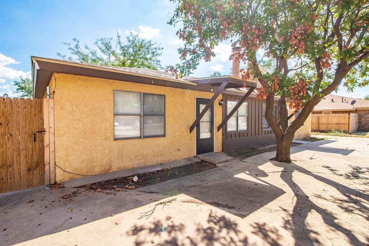 6103 38th St #B - Photo 2 of 11