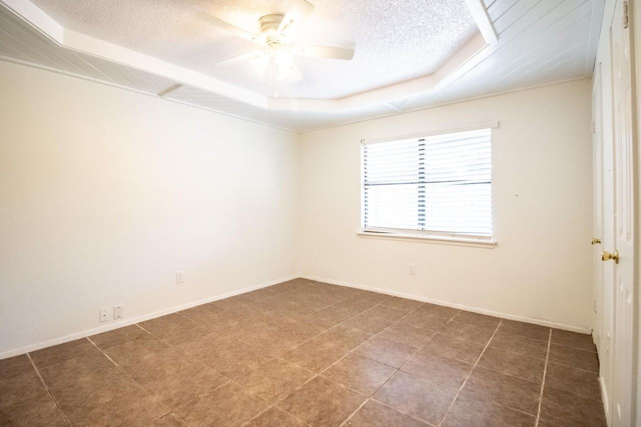 6103 38th St #B - Photo 7 of 11