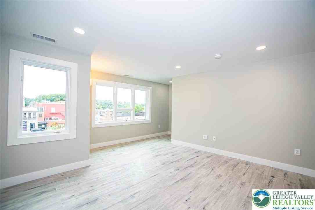 519 Ferry St Unit 2 - Photo 5 of 10