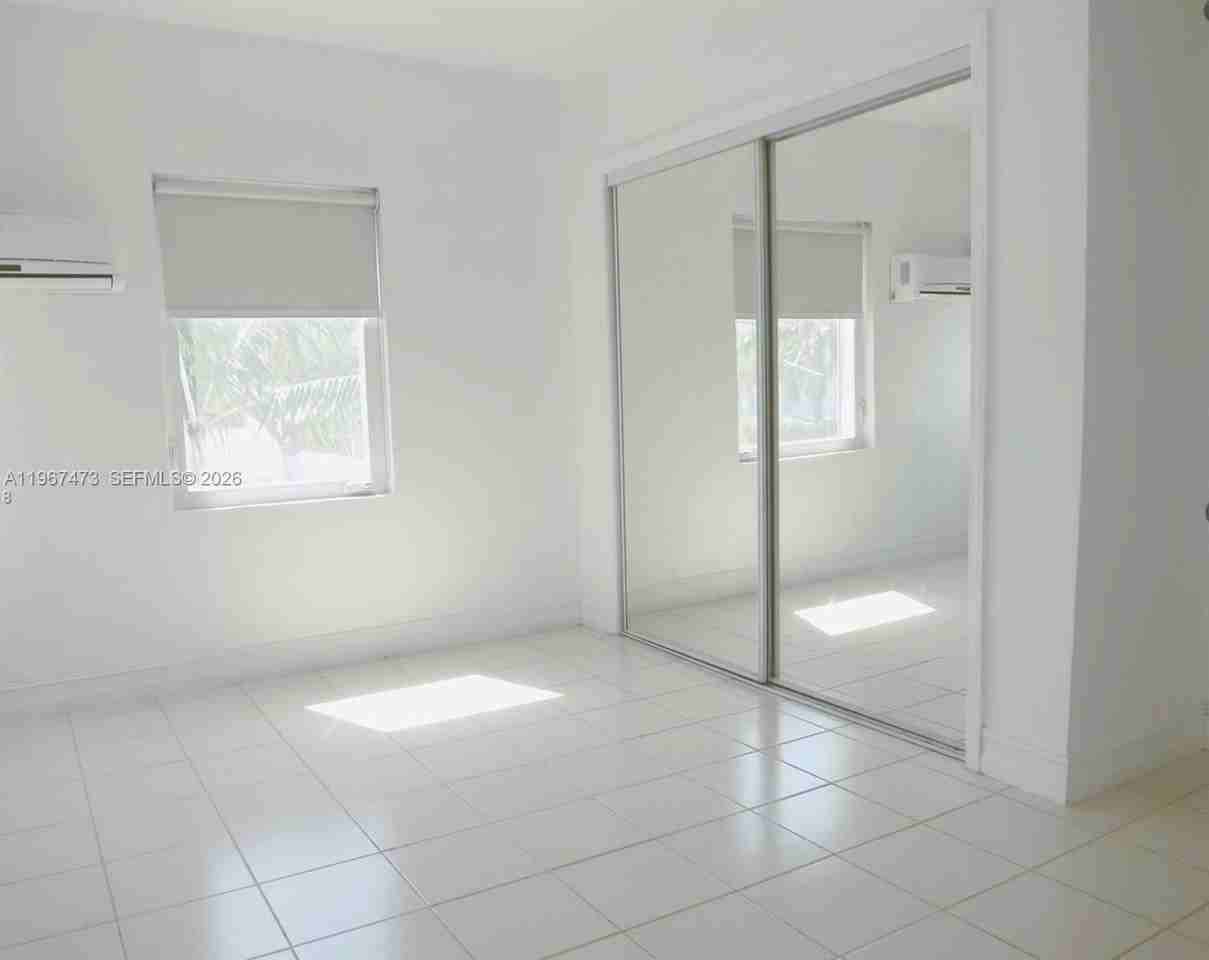 623 Ne 61st St #3 - Photo 3 of 12