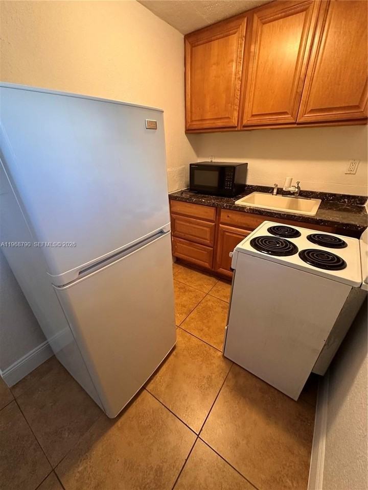 6131 Sw 39th St #EAST - Photo 4 of 15