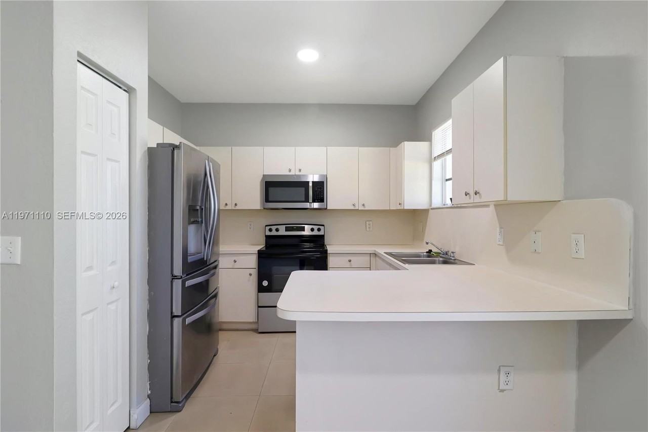 373 Ne 26th Pl #201 - Photo 4 of 23