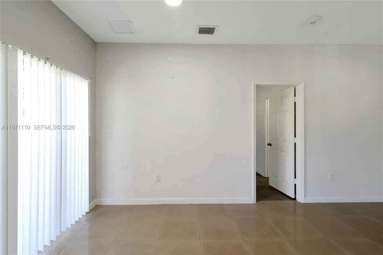 373 Ne 26th Pl #201 - Photo 7 of 23