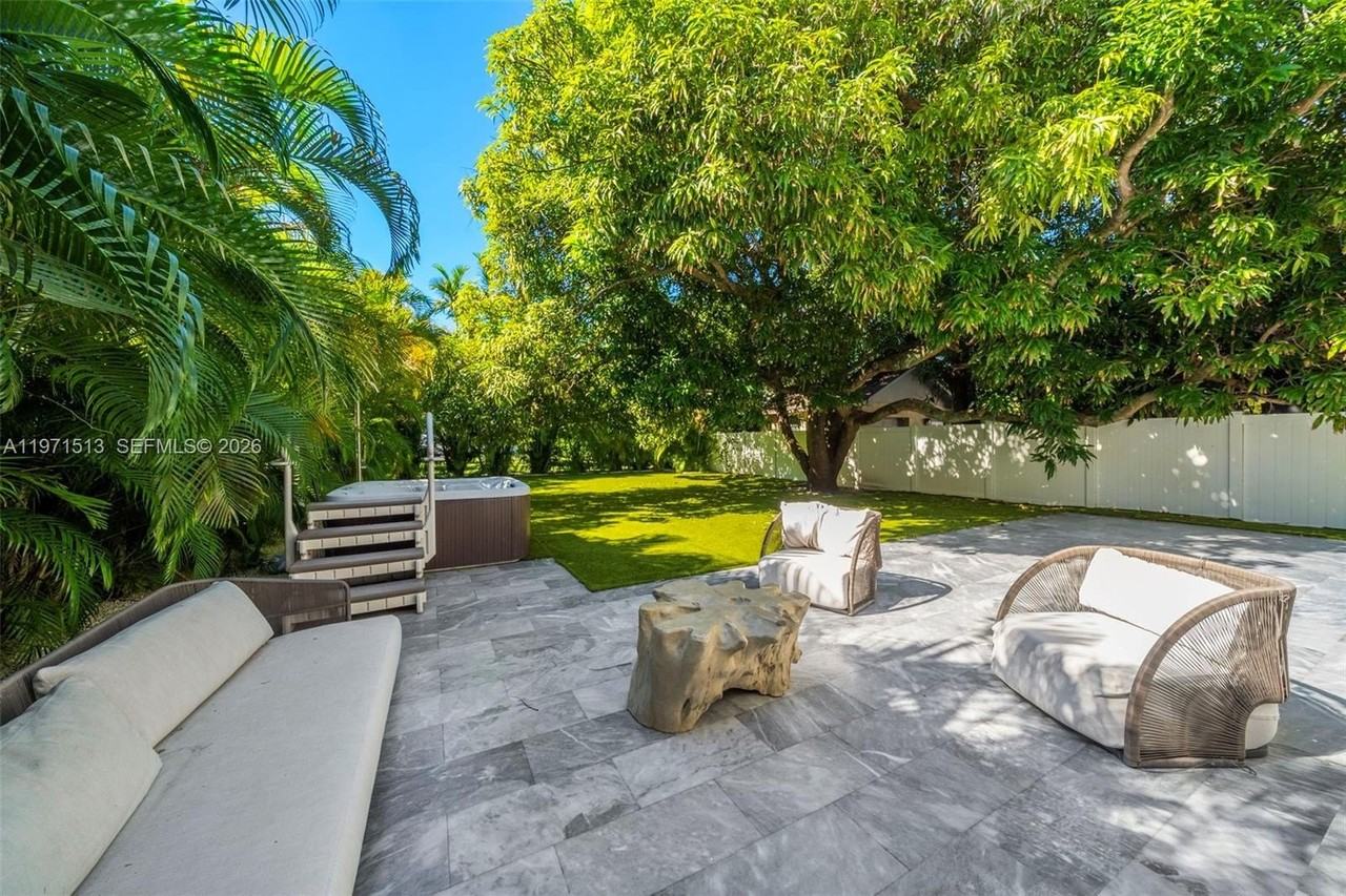 3166 Royal Palm Ave - Photo 3 of 30