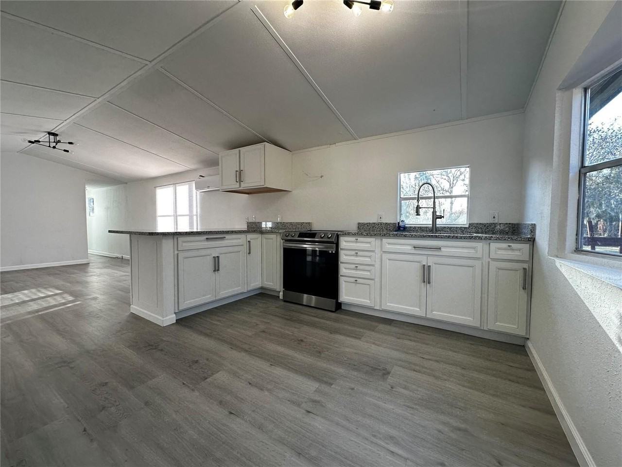 3680 Packard Ave - Photo 7 of 18