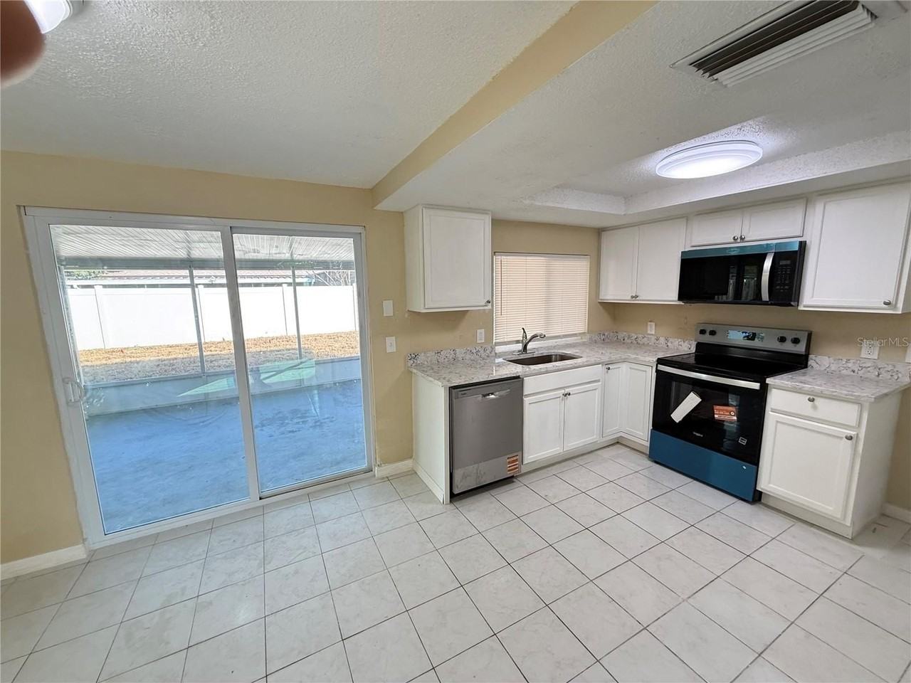 9800 Pocono St - Photo 4 of 22