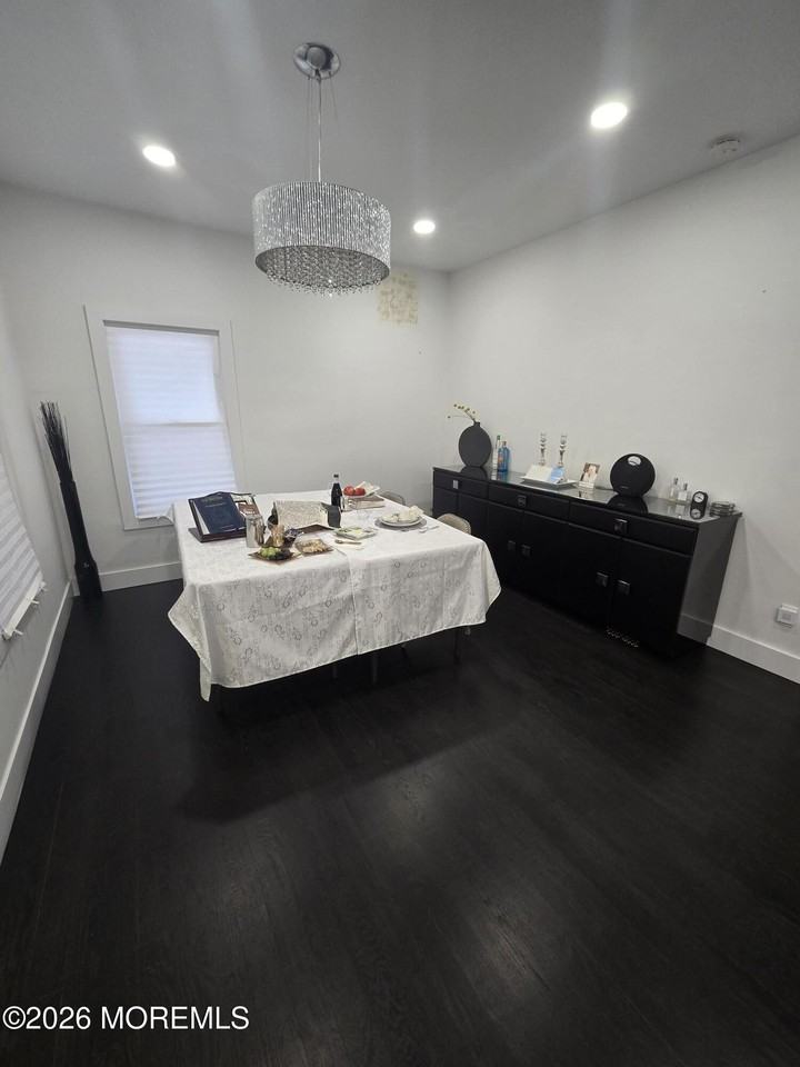 486 W Lincoln Ave - Photo 3 of 14