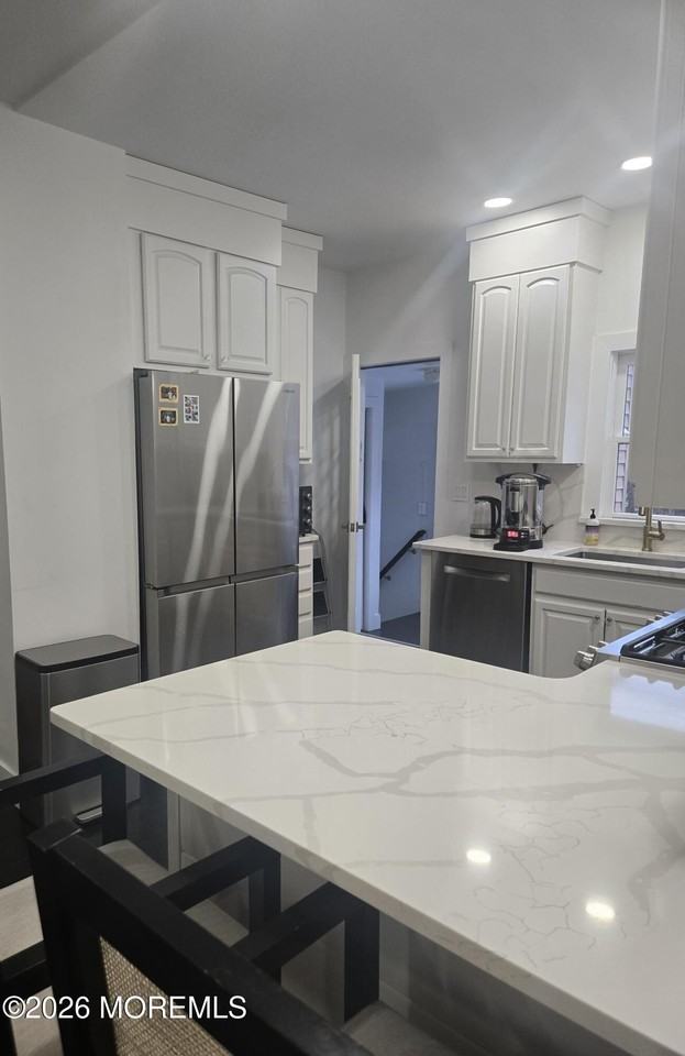 486 W Lincoln Ave - Photo 5 of 14