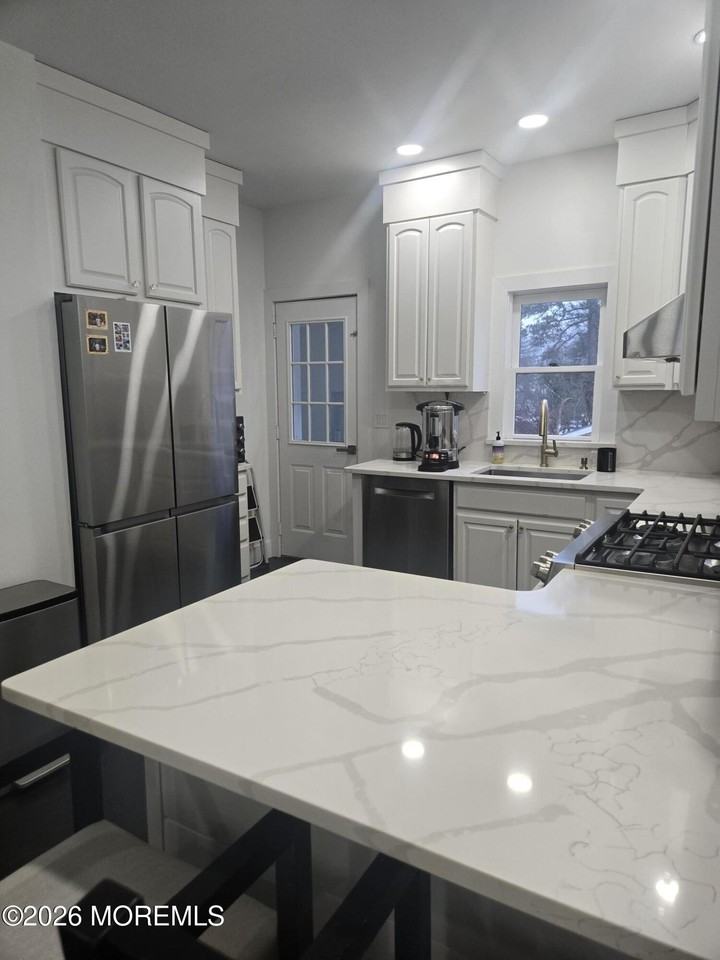 486 W Lincoln Ave - Photo 6 of 14