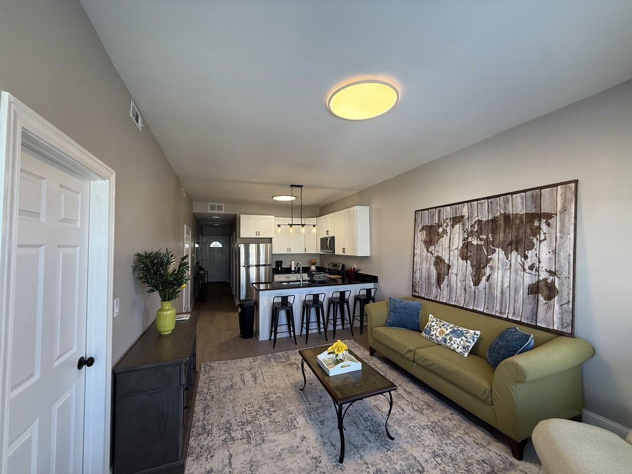 3049 N Avers Ave Apt 2 #2 - Photo 4 of 19