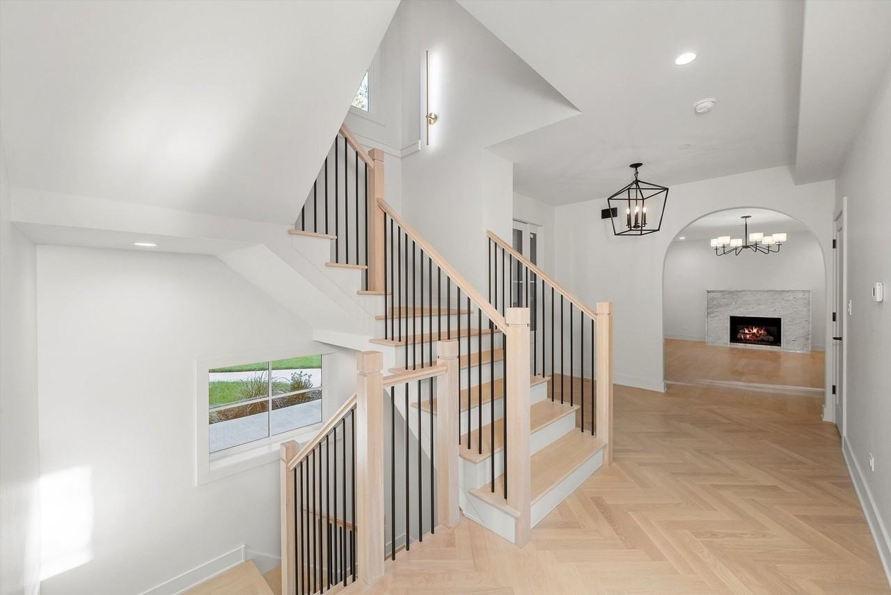 1037 Belleforte Ave - Photo 4 of 50