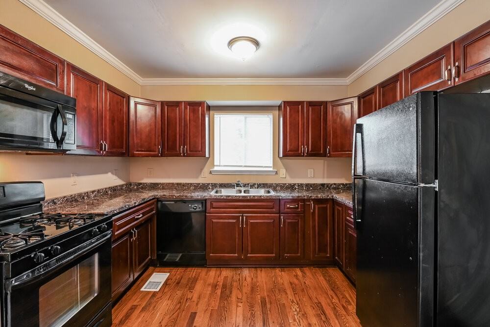 504 Rockborough Ter - Photo 7 of 17