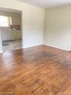 184 Kenwood Ave - Photo 6 of 13