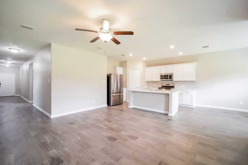 922 Evergreen St - Photo 4 of 16