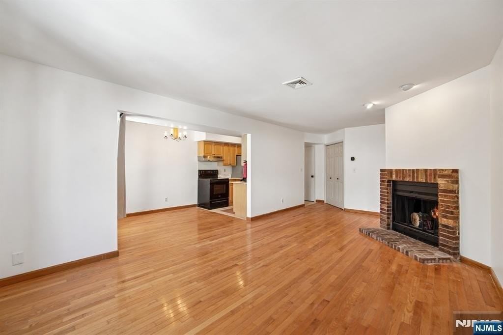 1491 John St - Photo 4 of 23