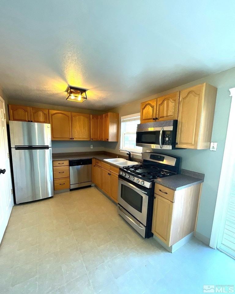 405 Kess Way - Photo 4 of 14