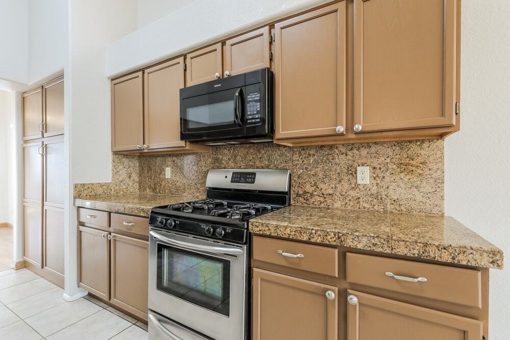 8915 N Veridian Dr - Photo 7 of 16