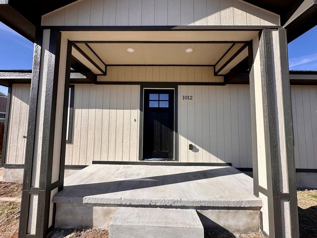 1012 W 26th St - Photo 6 of 34