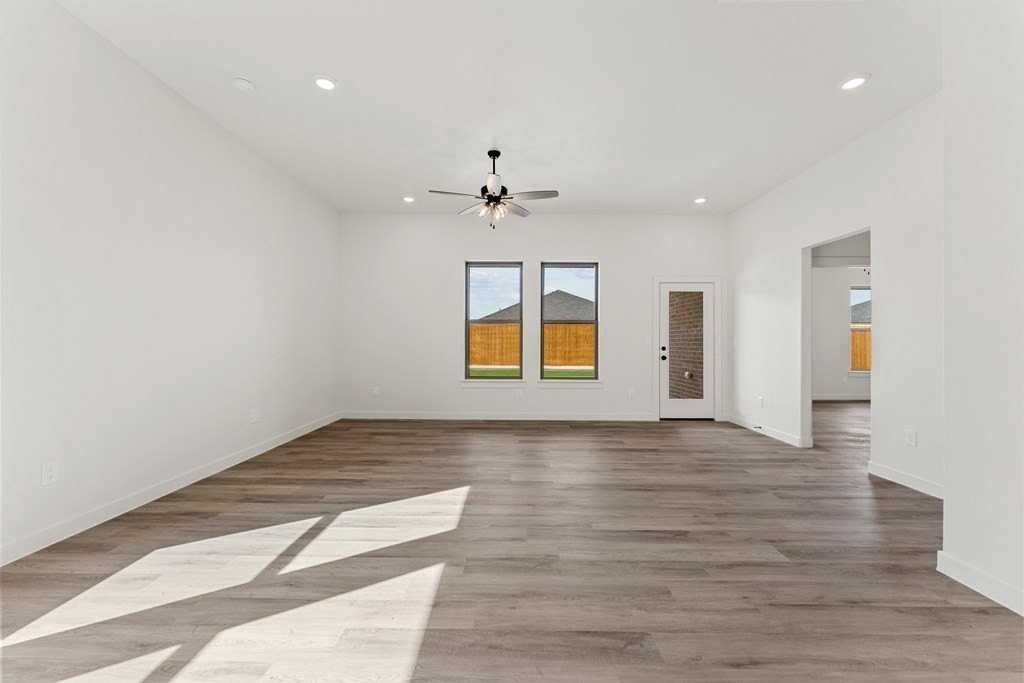 2033 Gulf Prairie Lane - Photo 4 of 24