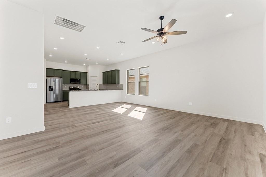 2033 Gulf Prairie Lane - Photo 5 of 24