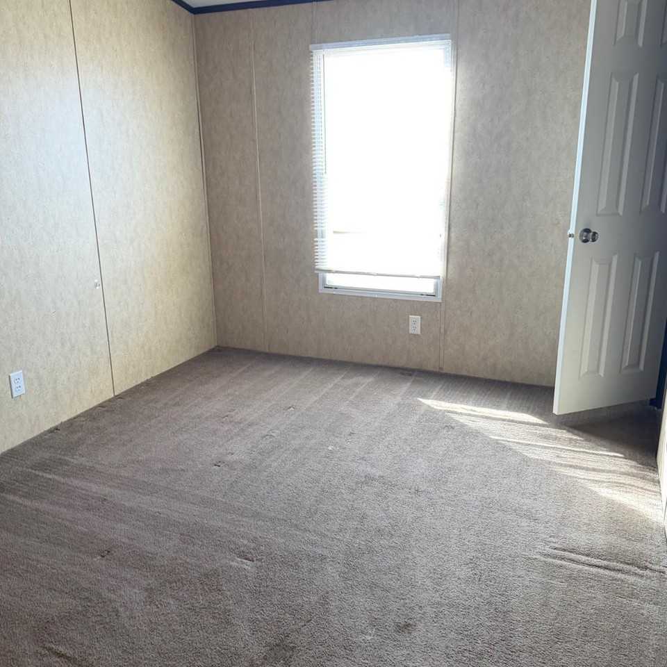 815 W 40th St - Photo 4 of 11