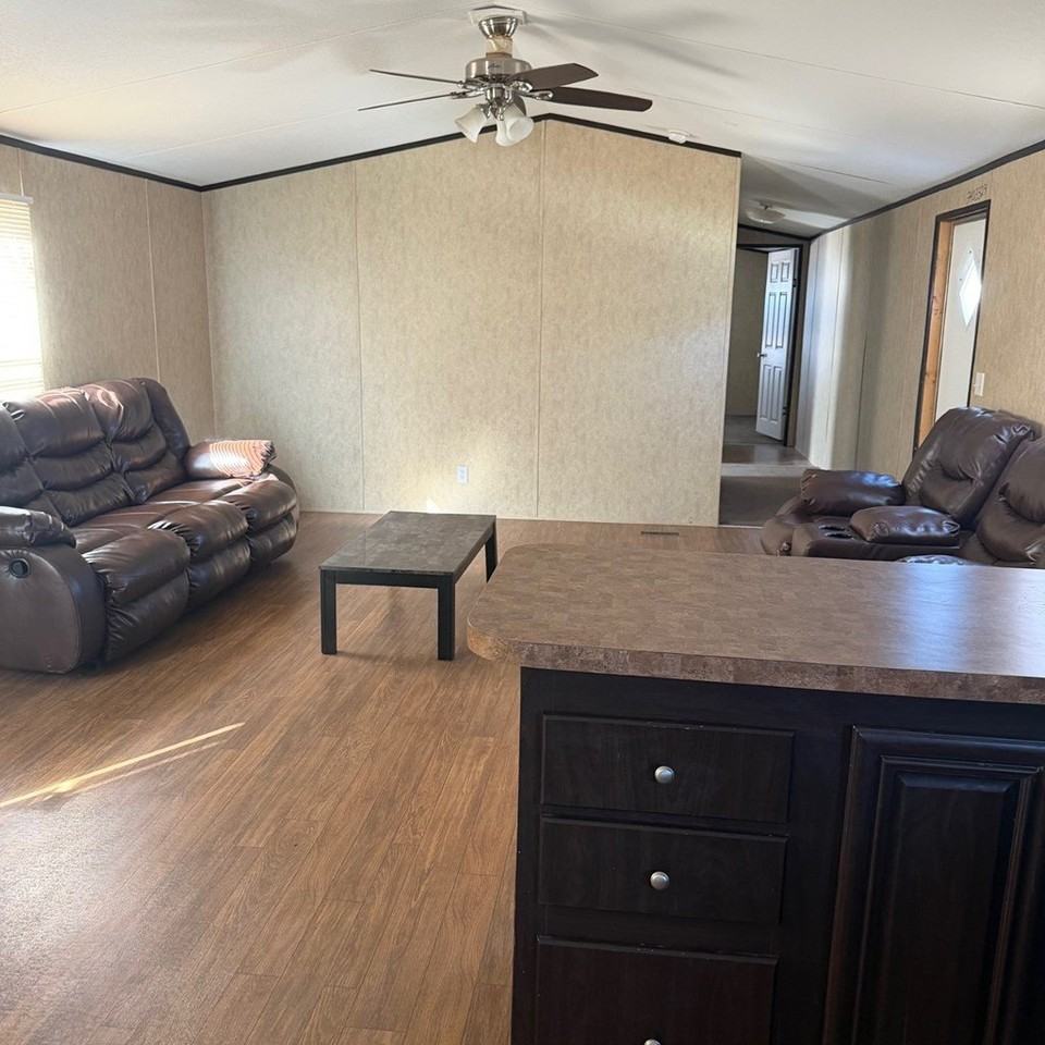 815 W 40th St - Photo 5 of 11