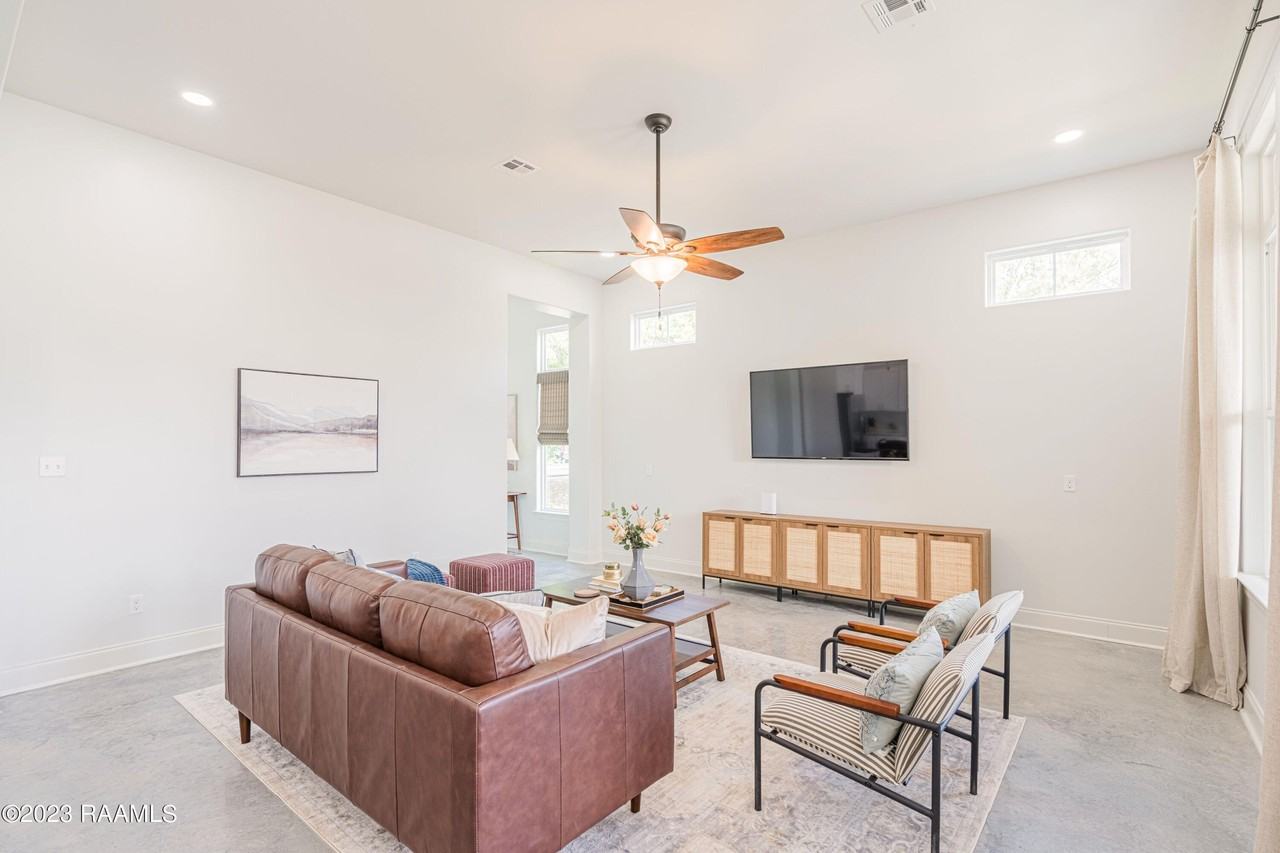 404 E Martial Ave - Photo 2 of 38