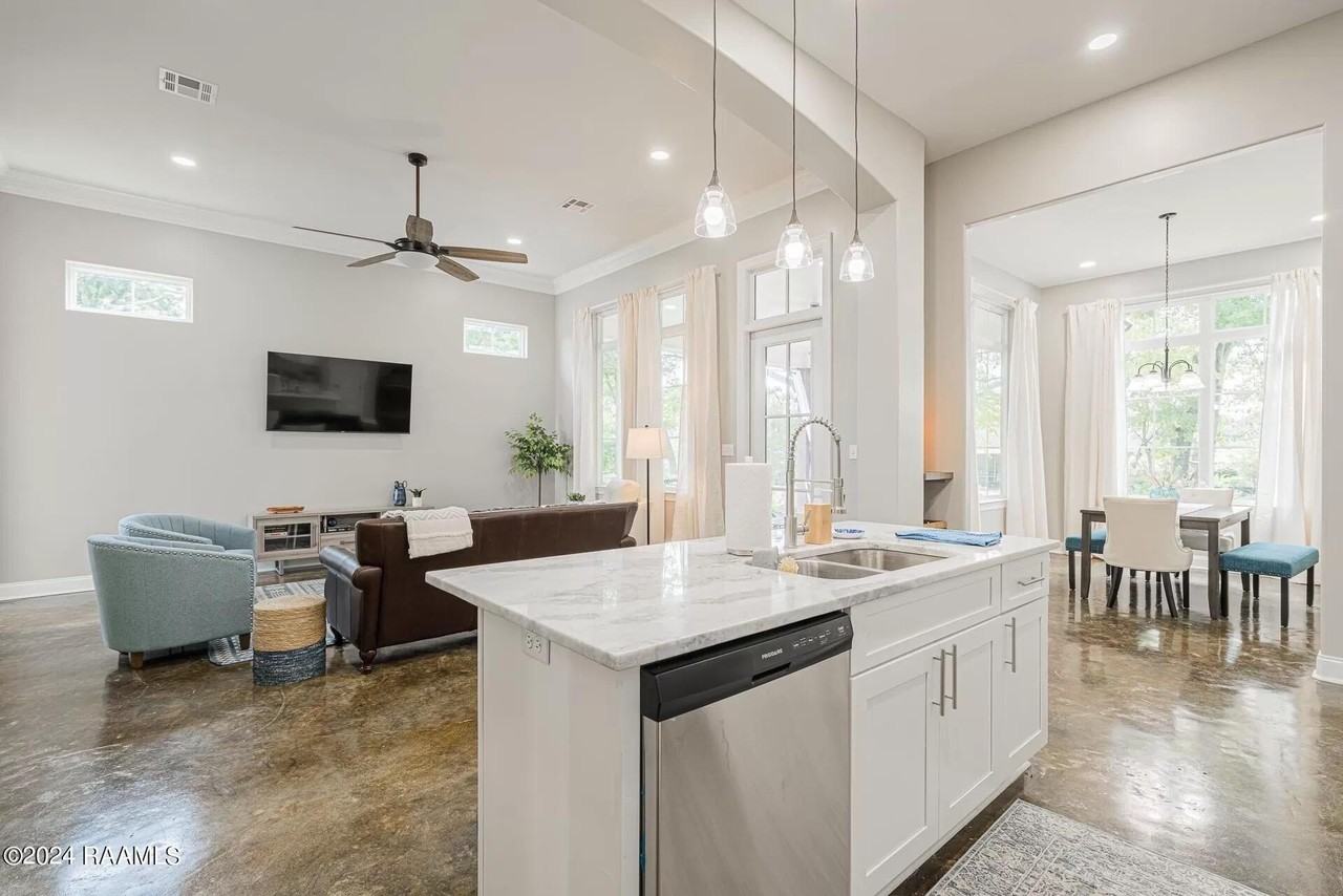 202 Student Ln - Photo 7 of 31