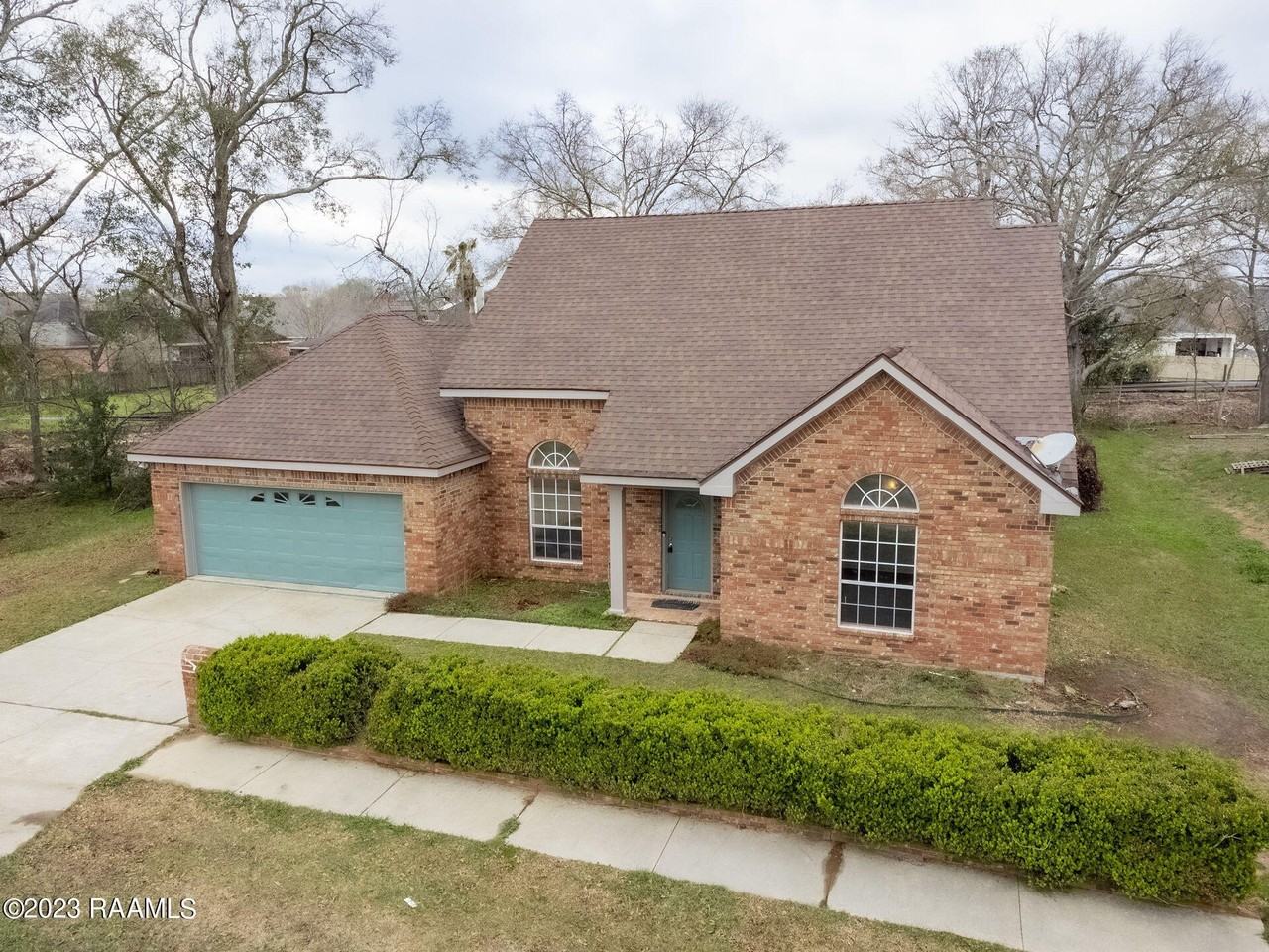 204 Student Ln - Photo 4 of 33