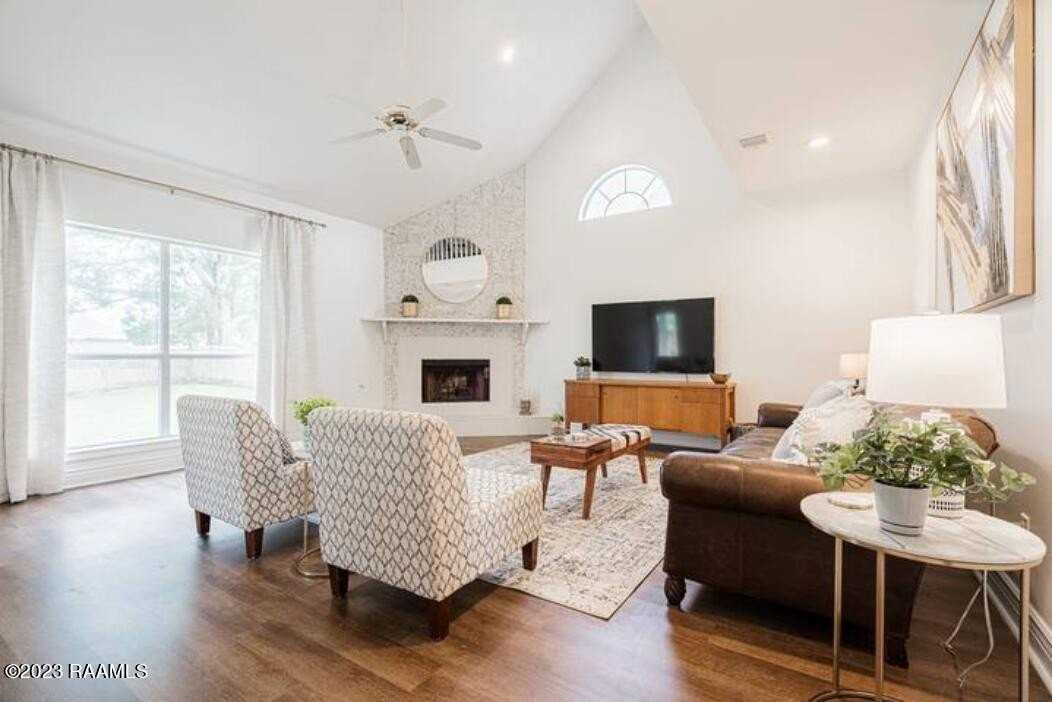 204 Student Ln - Photo 6 of 33