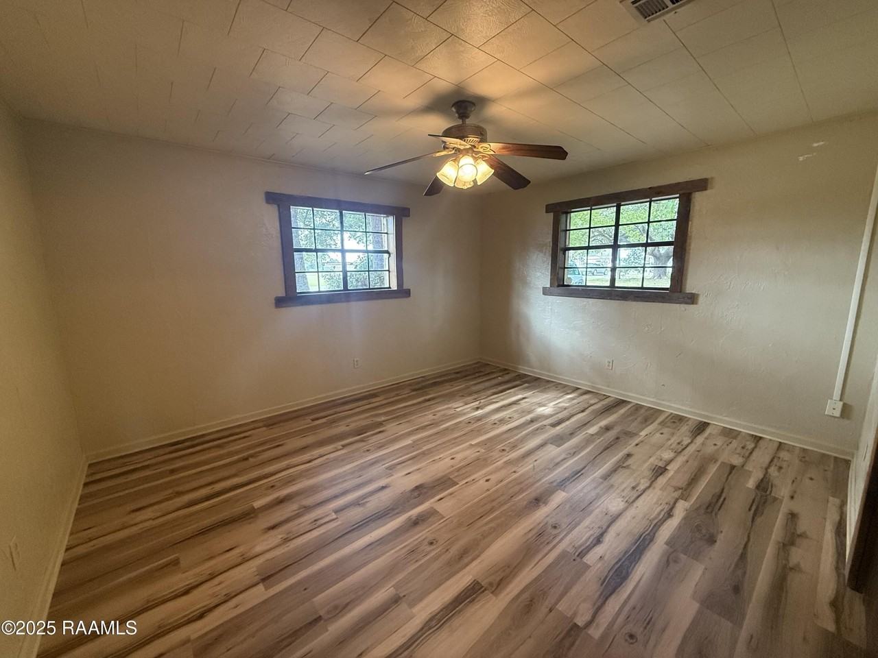 417 E Broussard Rd - Photo 4 of 10