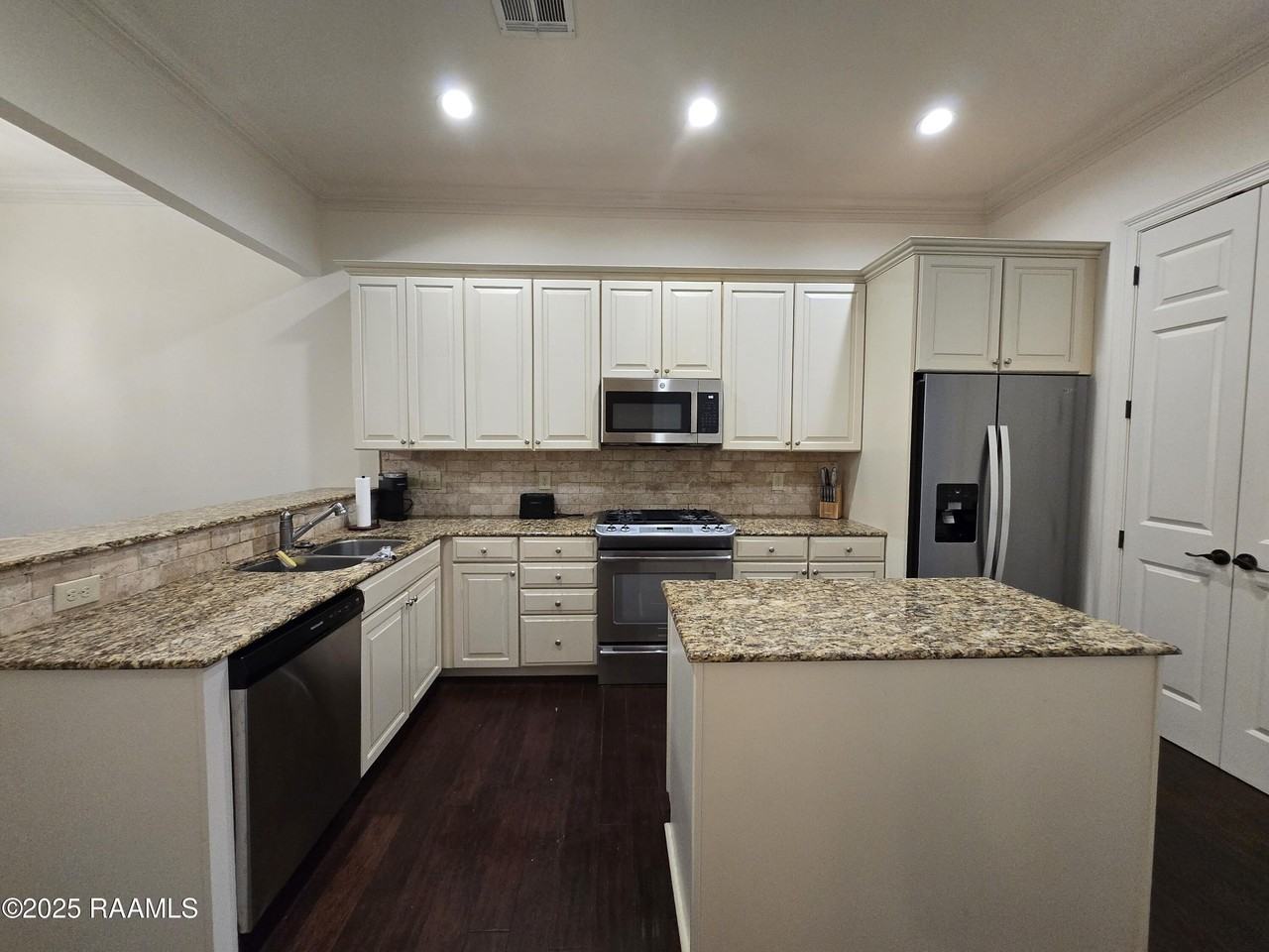 208 Traditions Dr - Photo 4 of 19