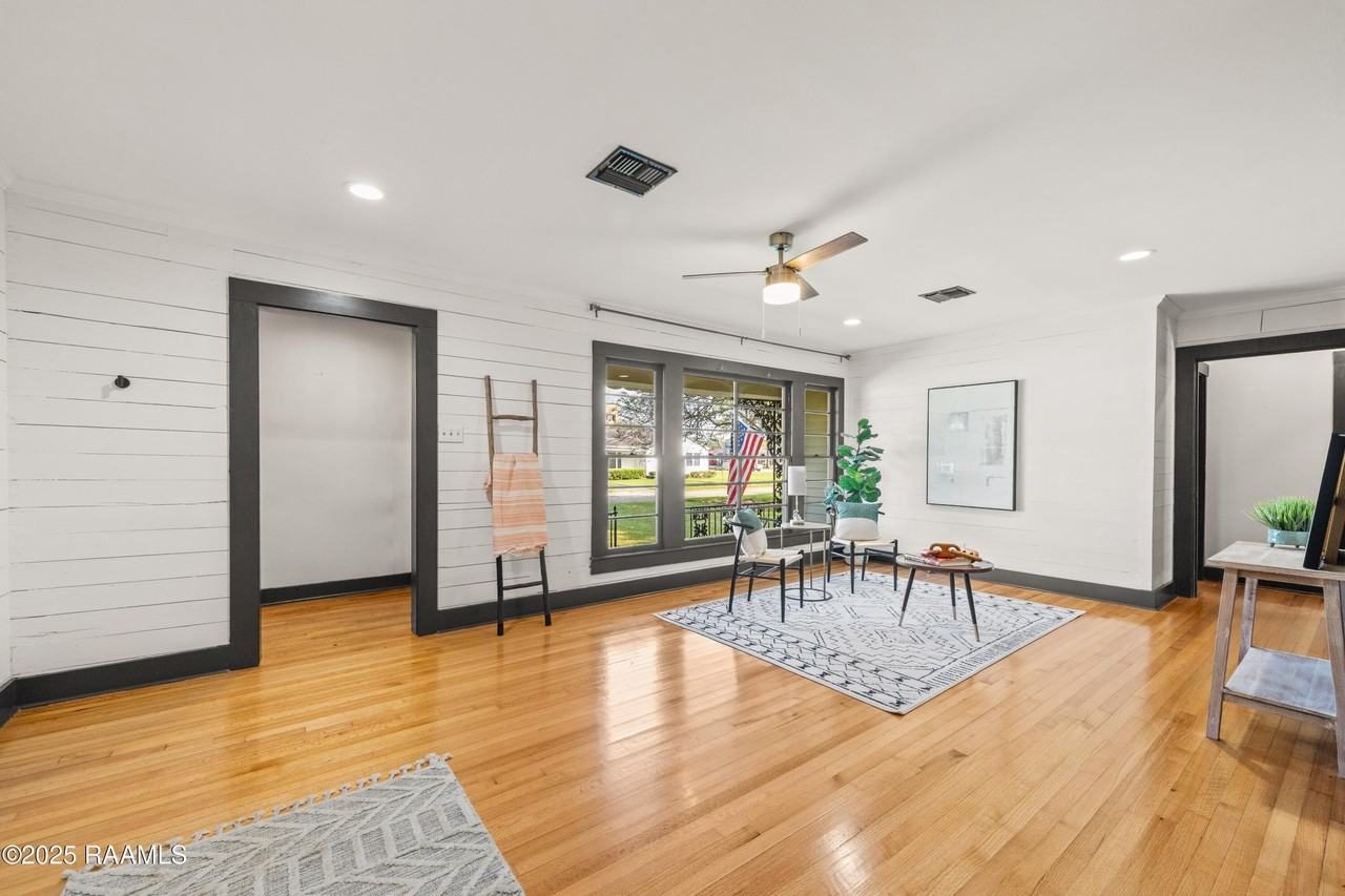 107 Acadian Dr - Photo 3 of 34